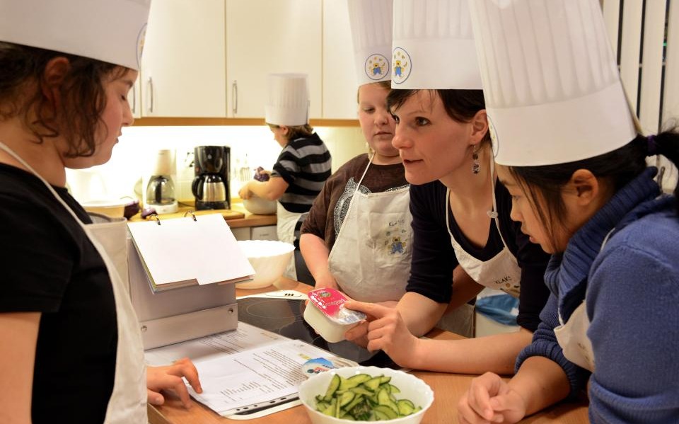 Teilnehmer beraten Rezept mit Trainerin