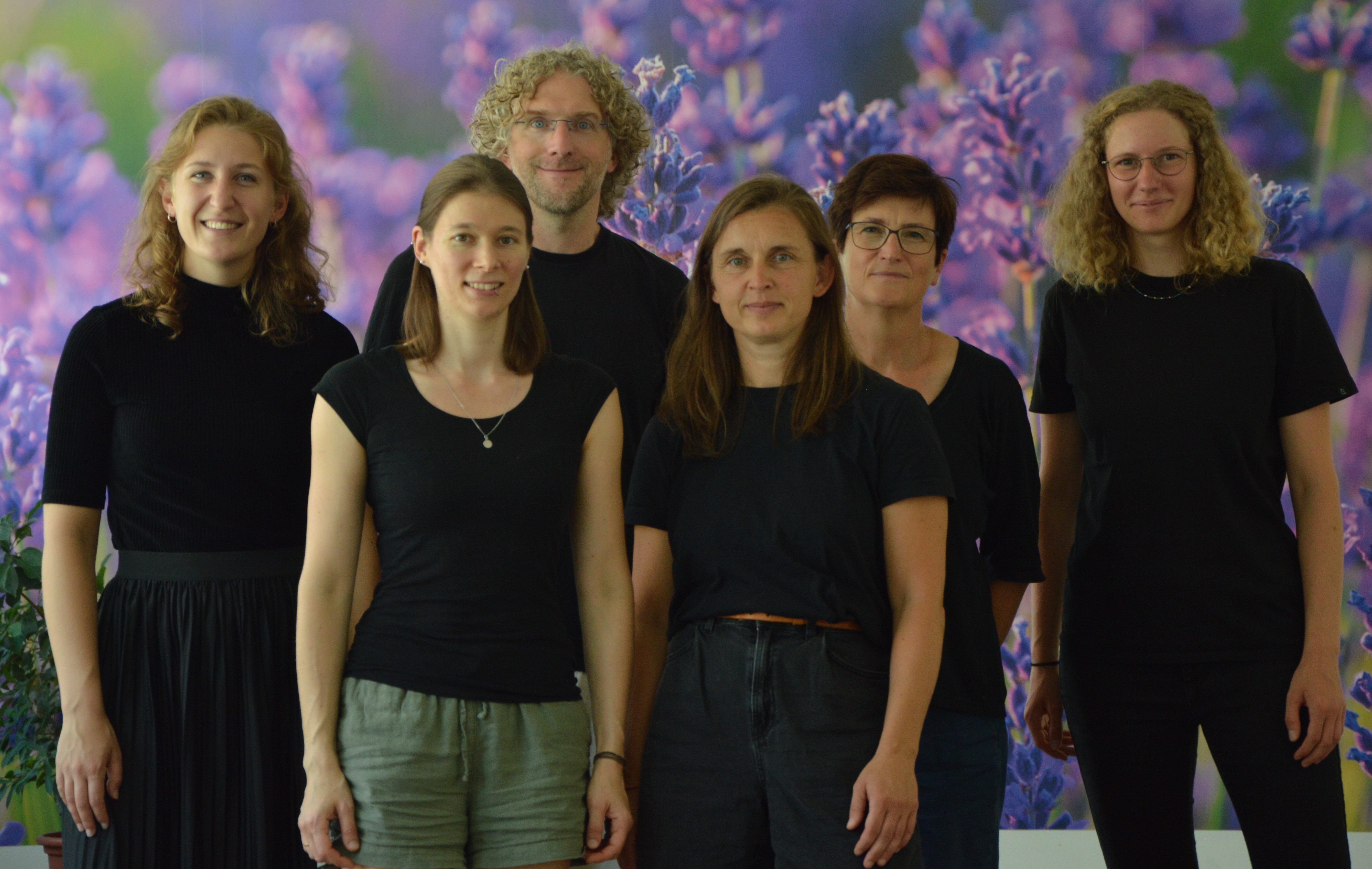 Kinder sitzen im Kreis mit Trainern